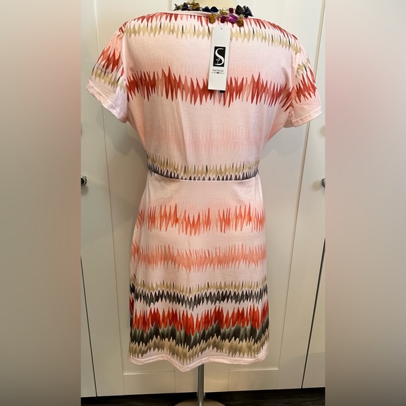 Peach V Neck Printed Dress Sz LRG With Split Accent Short Sleeves NEW! - Picture 2 of 4